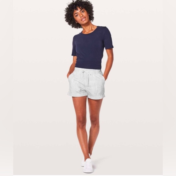 LULULEMON ATHLETICA Spring Break Away *4 Way Stretch 3" Short in Swift - Picture 2 of 10